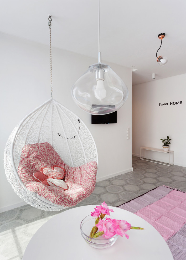 Идея дизайна: маленькая открытая гостиная комната в скандинавском стиле с домашним баром, белыми стенами, полом из керамической плитки и телевизором на стене для на участке и в саду