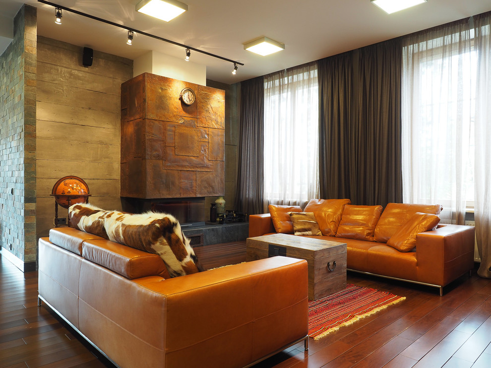 Идея дизайна: гостиная комната среднего размера в современном стиле с серыми стенами, темным паркетным полом, фасадом камина из металла, коричневым полом, стандартным камином и тюлем на окнах