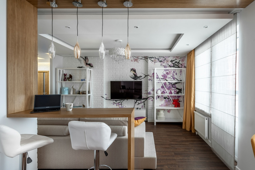 Mittelgroßes, Offenes Stilmix Wohnzimmer mit weißer Wandfarbe, Vinylboden, TV-Wand und braunem Boden in Jekaterinburg