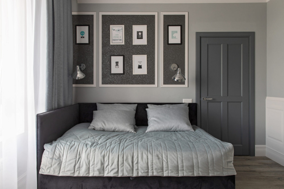 На фото: изолированная гостиная комната среднего размера в современном стиле с серыми стенами, полом из ламината, серым полом, многоуровневым потолком и обоями на стенах без камина с