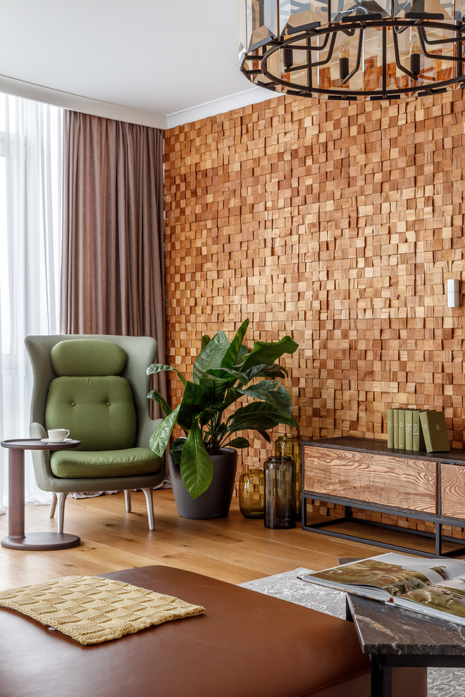 Cette photo montre un grand salon tendance ouvert avec une salle de réception, un mur gris, un sol en bois brun, un téléviseur fixé au mur et un sol marron.