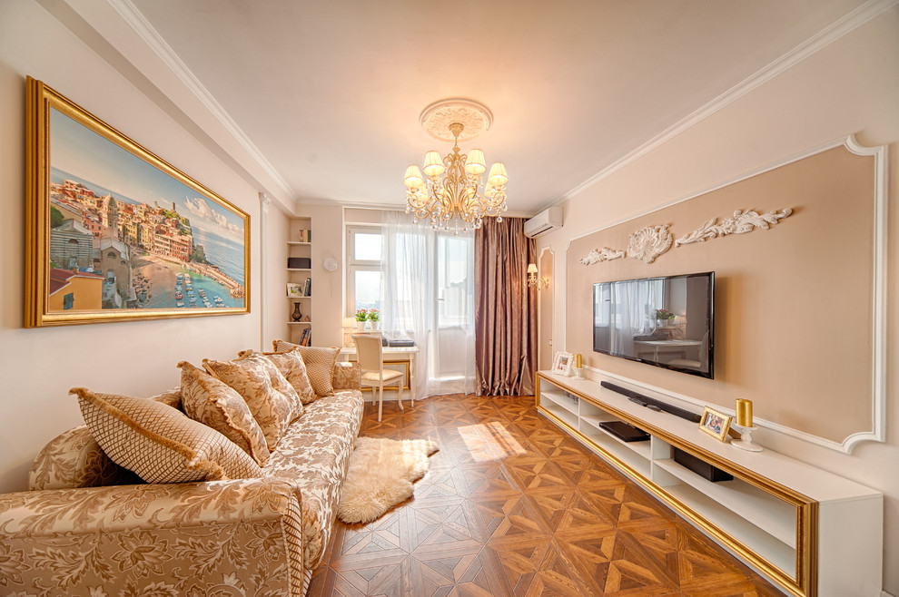 Foto di un soggiorno chic chiuso con sala formale, pareti beige, pavimento in legno massello medio e TV a parete