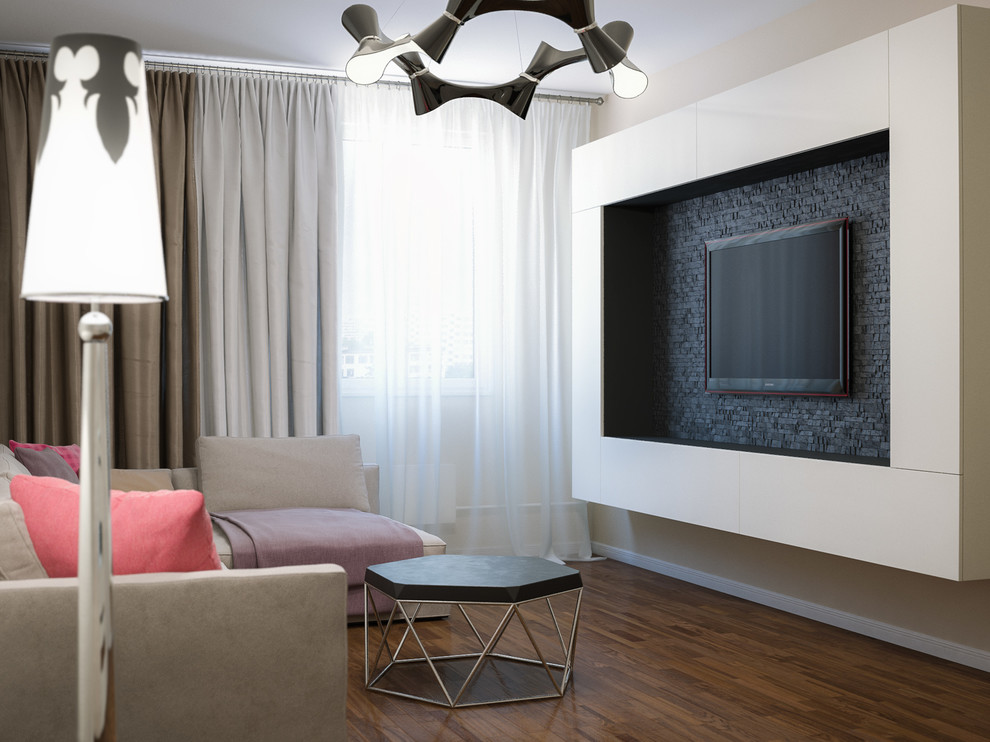 Стильный дизайн: маленькая изолированная, парадная гостиная комната в стиле фьюжн с телевизором на стене и бежевыми стенами для на участке и в саду - последний тренд