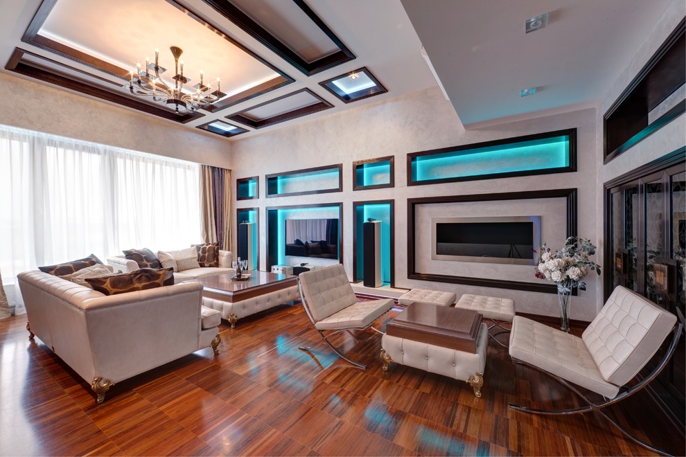 Foto de salón contemporáneo con paredes grises, suelo de madera en tonos medios, chimenea lineal y televisor colgado en la pared
