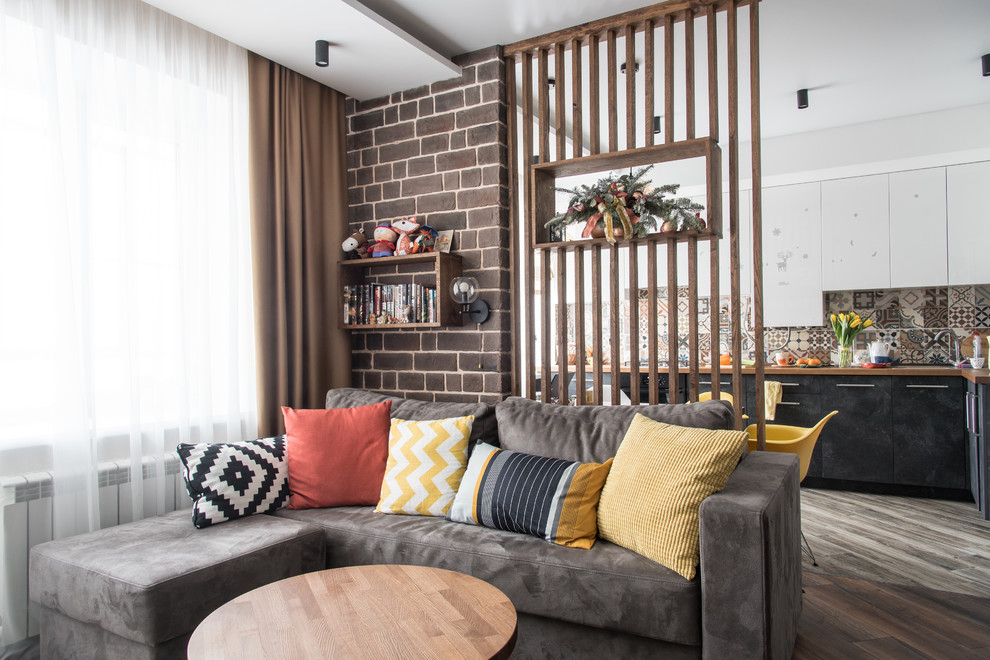 На фото: открытая, объединенная гостиная комната в скандинавском стиле с коричневыми стенами с