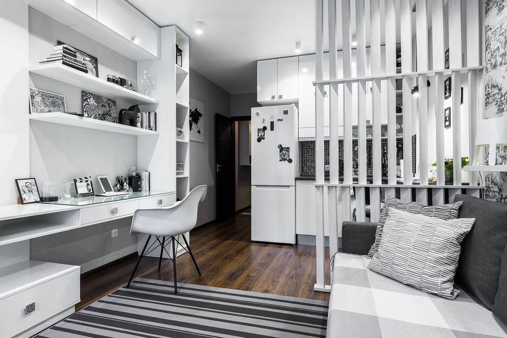 Idee per un piccolo soggiorno design aperto con pavimento in laminato, pavimento marrone e pareti grigie
