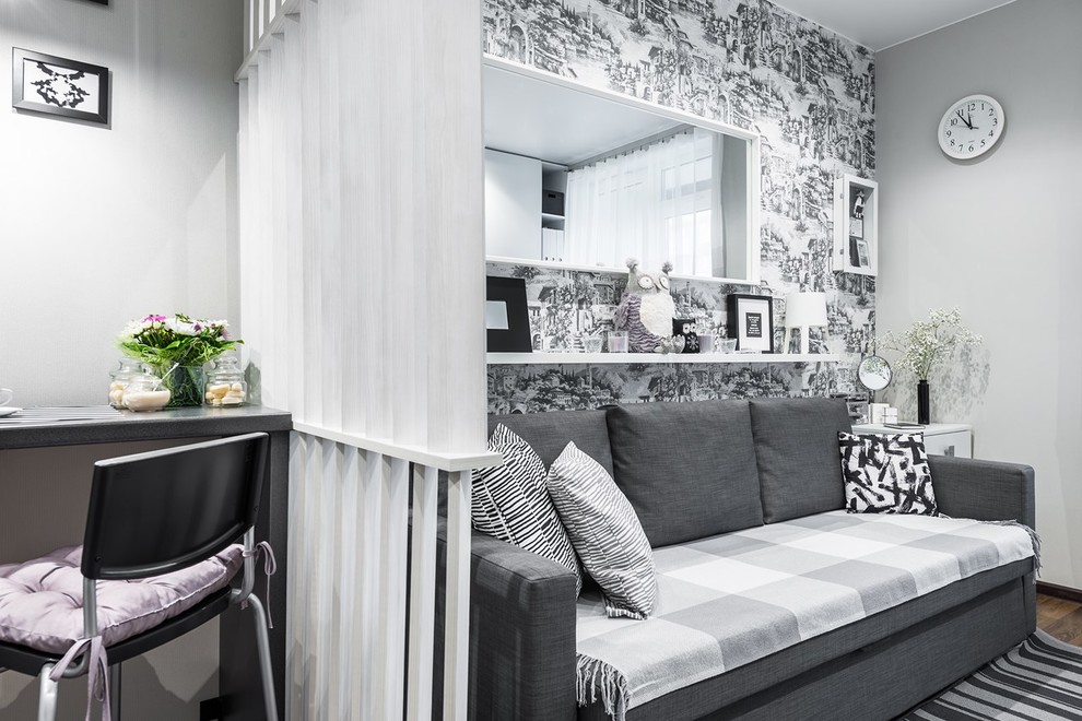 Источник вдохновения для домашнего уюта: маленькая объединенная гостиная комната в современном стиле с серыми стенами и полом из ламината для на участке и в саду