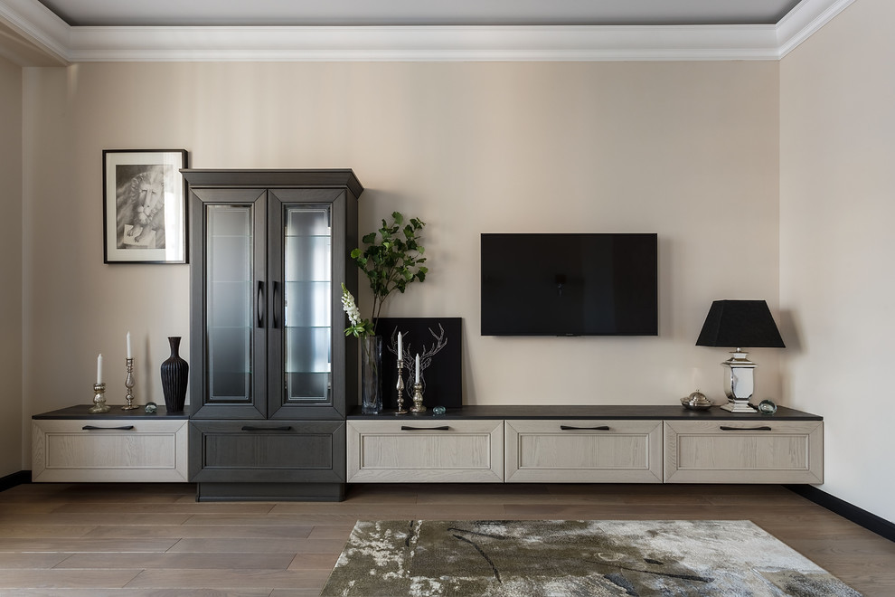 Idéer för ett stort klassiskt separat vardagsrum, med en väggmonterad TV, beige väggar, mellanmörkt trägolv och beiget golv