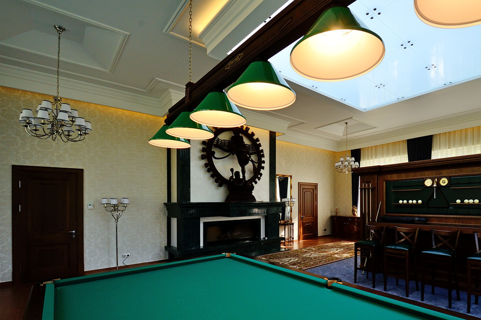 На фото: большая изолированная гостиная комната в классическом стиле с бежевыми стенами, темным паркетным полом, стандартным камином и фасадом камина из камня с