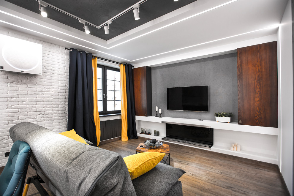 Свежая идея для дизайна: парадная, открытая гостиная комната в современном стиле с серыми стенами, паркетным полом среднего тона, горизонтальным камином, телевизором на стене и коричневым полом - отличное фото интерьера
