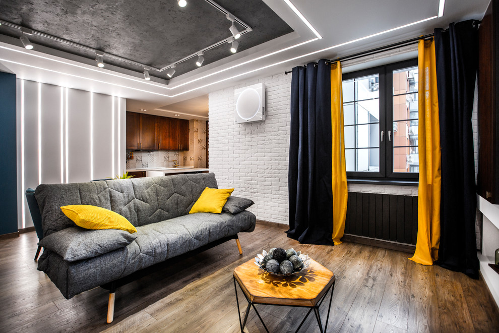 Esempio di un soggiorno design aperto con sala formale, pareti bianche, pavimento in legno massello medio e pavimento marrone