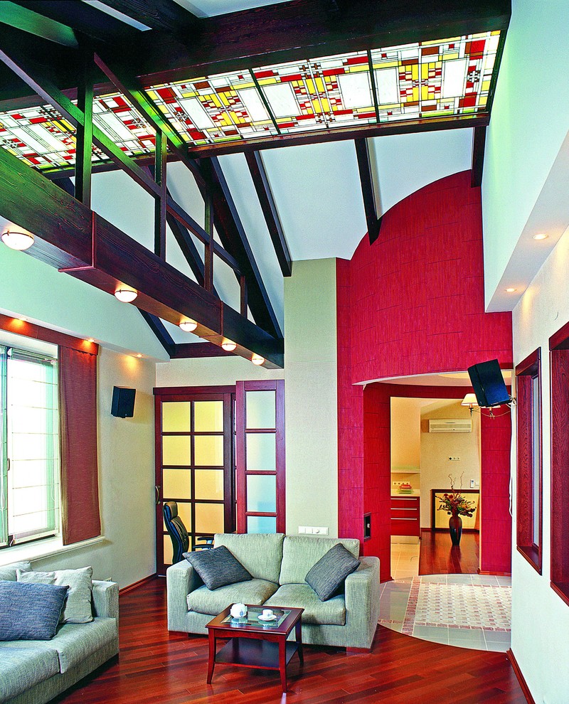 Пример оригинального дизайна: большая гостиная комната в стиле неоклассика (современная классика) с тюлем на окнах