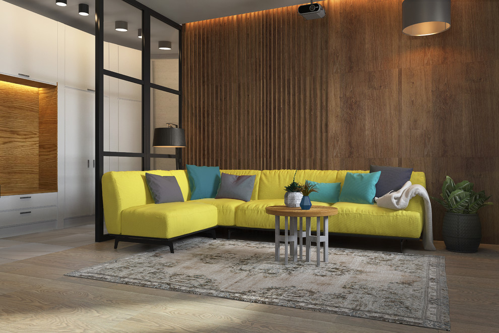 Réalisation d'un grand salon design ouvert avec un mur marron, un sol en bois brun, un téléviseur dissimulé et un sol gris.