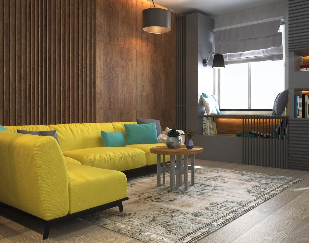 Источник вдохновения для домашнего уюта: большая открытая, объединенная гостиная комната в современном стиле с коричневыми стенами, паркетным полом среднего тона, скрытым телевизором и серым полом