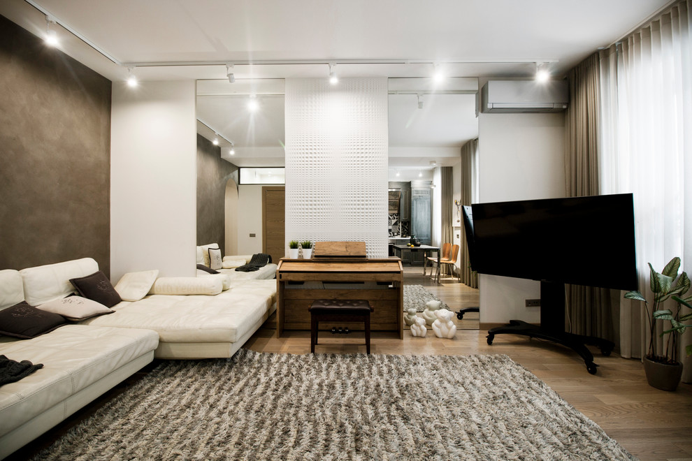 Пример оригинального дизайна: открытая гостиная комната среднего размера в современном стиле с бежевыми стенами, паркетным полом среднего тона, отдельно стоящим телевизором и тюлем на окнах