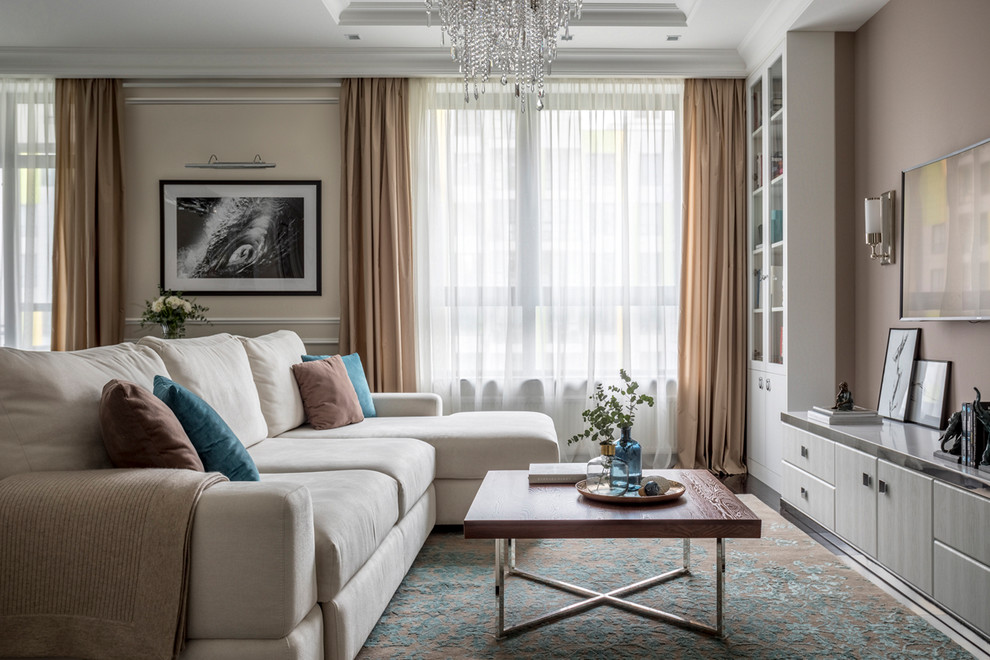 Foto di un soggiorno classico di medie dimensioni e aperto con sala formale, pareti beige, parquet scuro, TV a parete e pavimento marrone