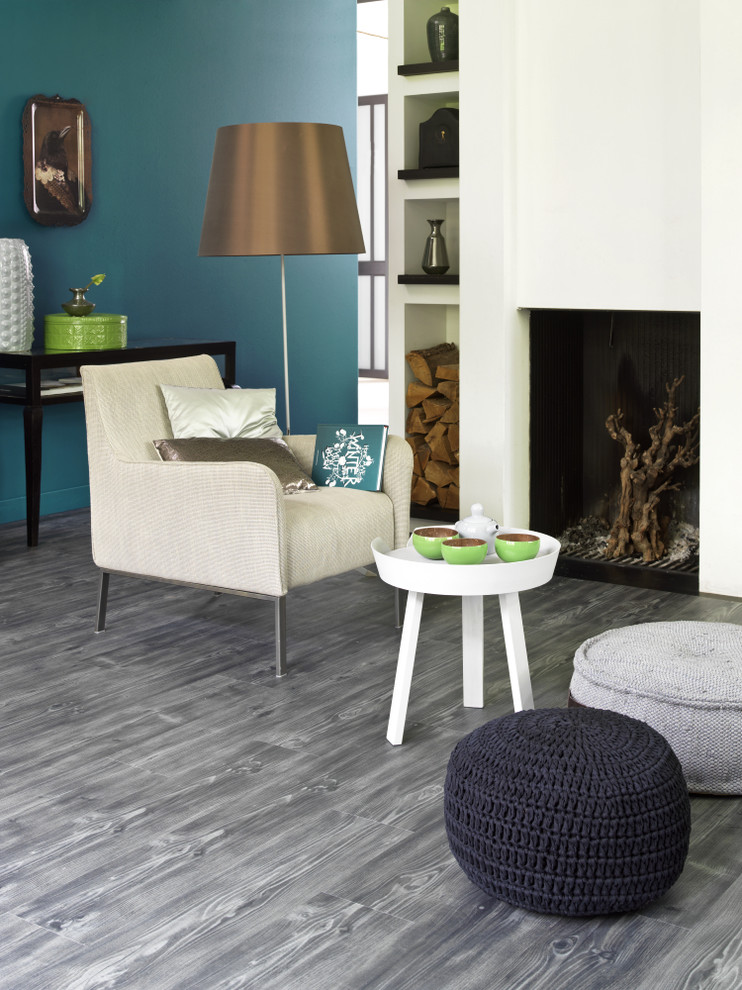 Свежая идея для дизайна: гостиная комната в современном стиле с полом из винила и синими стенами без камина - отличное фото интерьера
