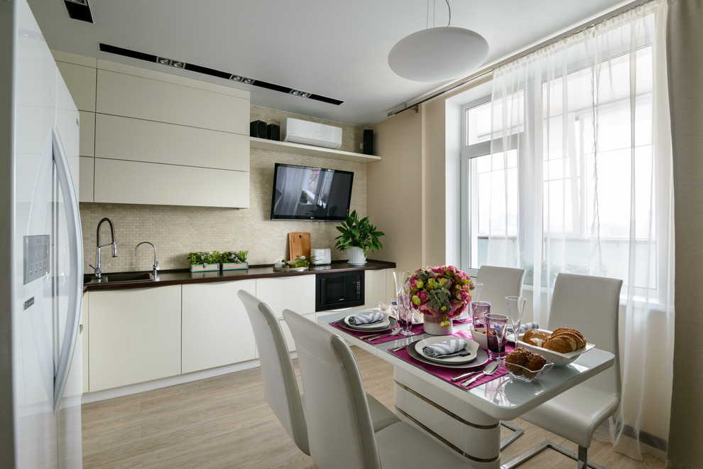 Großes, Abgetrenntes Modernes Wohnzimmer ohne Kamin mit beiger Wandfarbe, Vinylboden, TV-Wand und beigem Boden in Novosibirsk