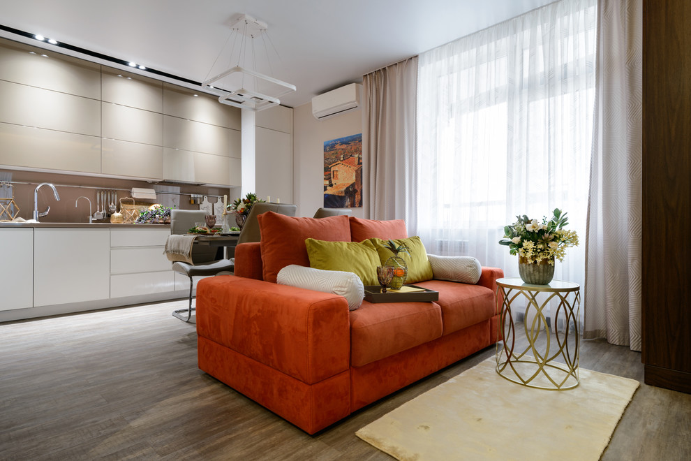 На фото: изолированная, объединенная гостиная комната среднего размера в современном стиле с бежевыми стенами и телевизором на стене с