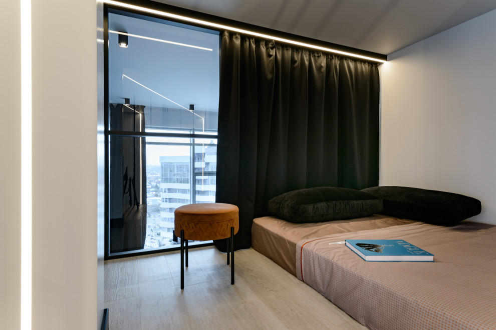 На фото: большая двухуровневая гостиная комната в современном стиле с белыми стенами, полом из винила, телевизором на стене и серым полом с