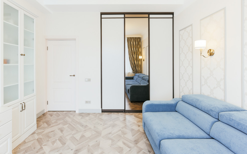 Immagine di un soggiorno chic di medie dimensioni e chiuso con pareti beige, pavimento in laminato e TV a parete
