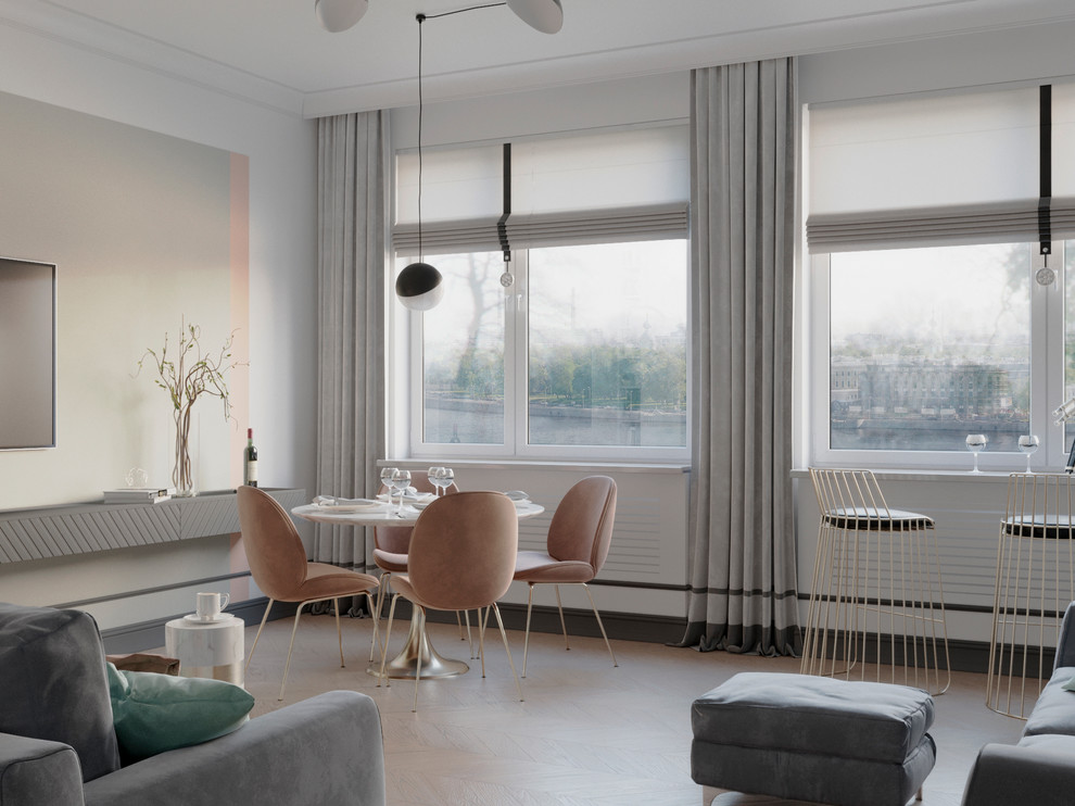 Modernes Wohnzimmer mit weißer Wandfarbe, hellem Holzboden und TV-Wand in Sankt Petersburg