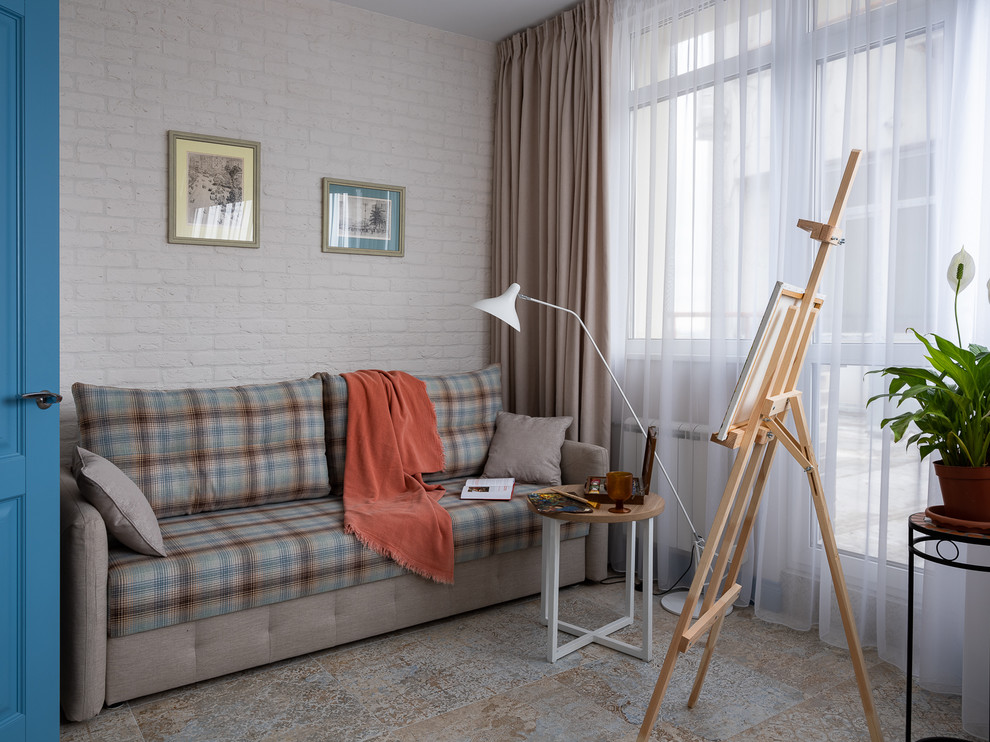 Пример оригинального дизайна: маленькая гостиная комната:: освещение в стиле неоклассика (современная классика) с белыми стенами для на участке и в саду