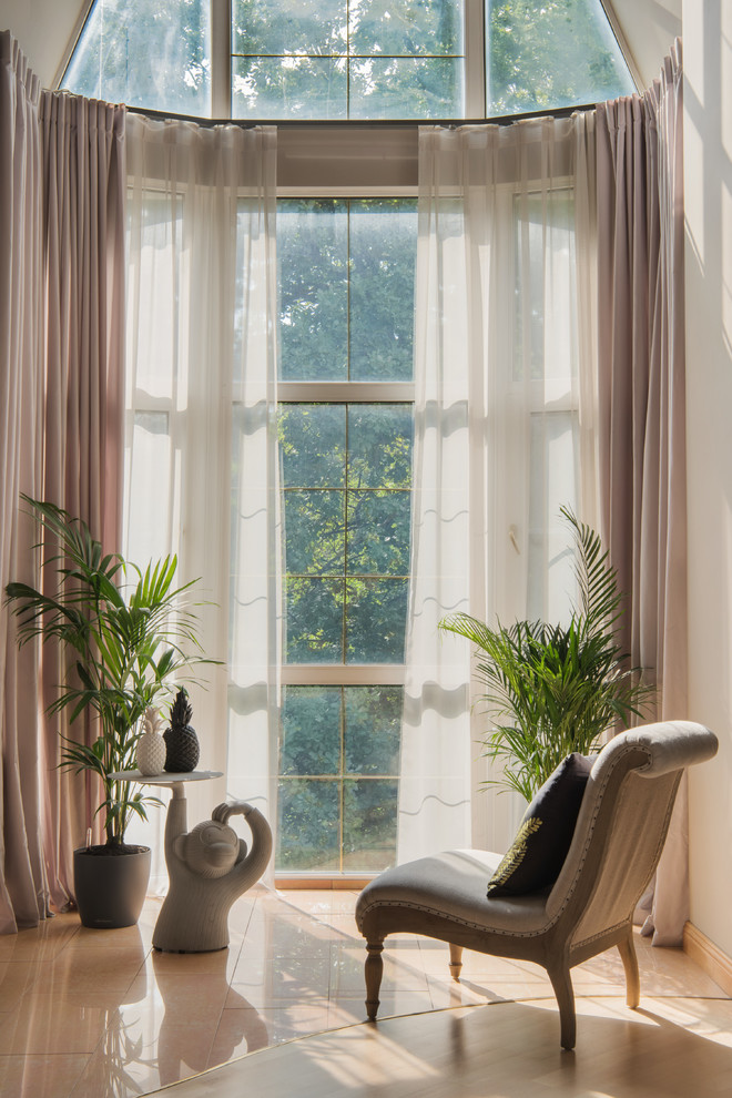 Пример оригинального дизайна: гостиная комната в современном стиле с тюлем на окнах