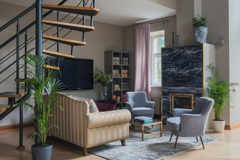 Источник вдохновения для домашнего уюта: парадная гостиная комната в современном стиле с серыми стенами, светлым паркетным полом, стандартным камином, телевизором на стене и бежевым полом