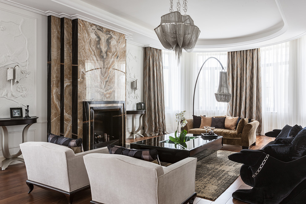 Пример оригинального дизайна: гостиная комната в стиле неоклассика (современная классика) с паркетным полом среднего тона, стандартным камином, фасадом камина из камня и коричневым полом