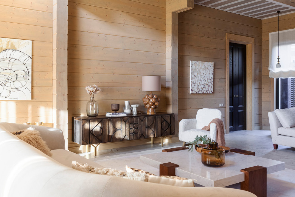 На фото: гостиная комната в стиле кантри с горизонтальным камином, фасадом камина из штукатурки, потолком из вагонки и деревянными стенами