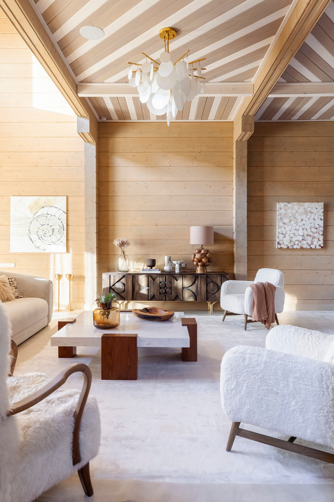 На фото: гостиная комната в стиле кантри с горизонтальным камином, фасадом камина из штукатурки, потолком из вагонки, деревянными стенами и тюлем на окнах с