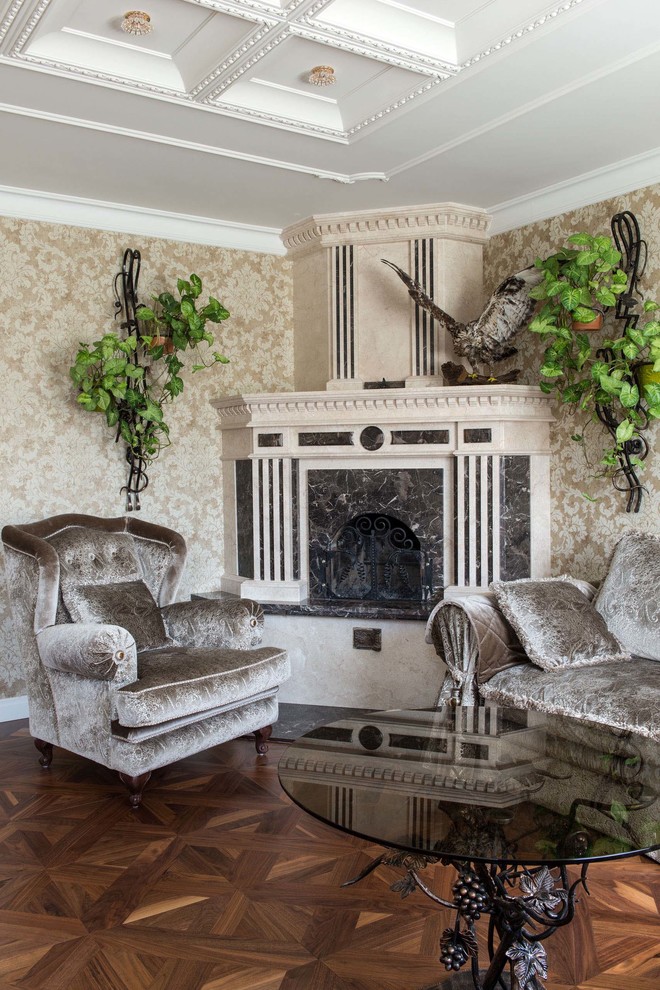 Foto di un soggiorno classico con pareti beige, pavimento in legno massello medio, camino ad angolo e pavimento marrone