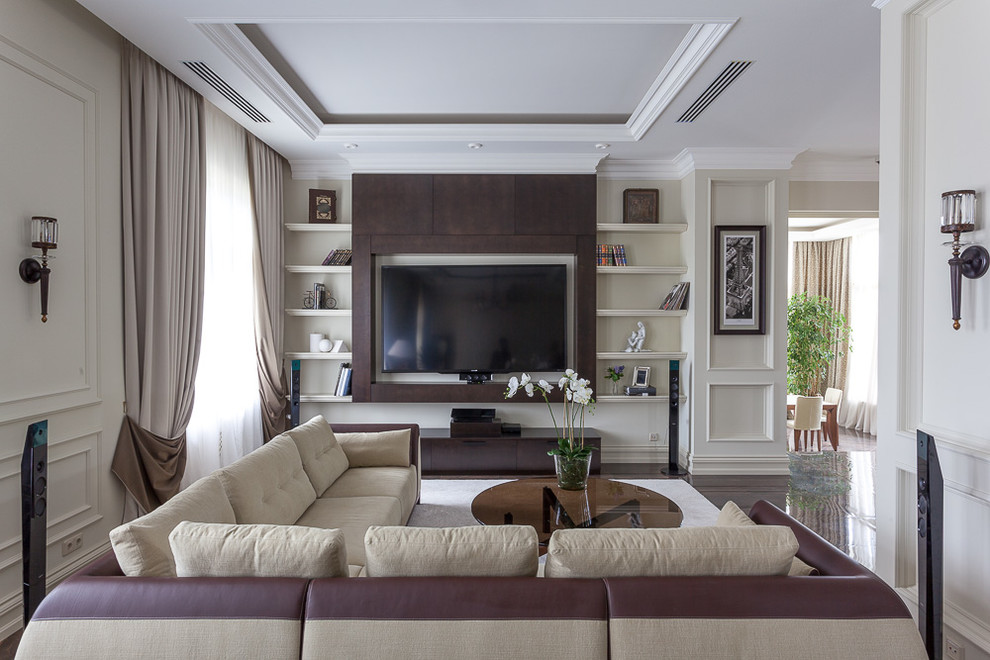 Стильный дизайн: гостиная комната в классическом стиле с бежевыми стенами, мультимедийным центром, ковром на полу и красивыми шторами без камина - последний тренд