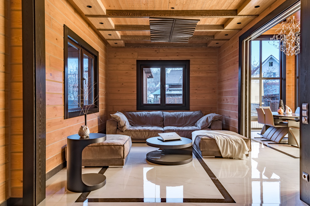На фото: изолированная гостиная комната в стиле рустика с коричневыми стенами и белым полом