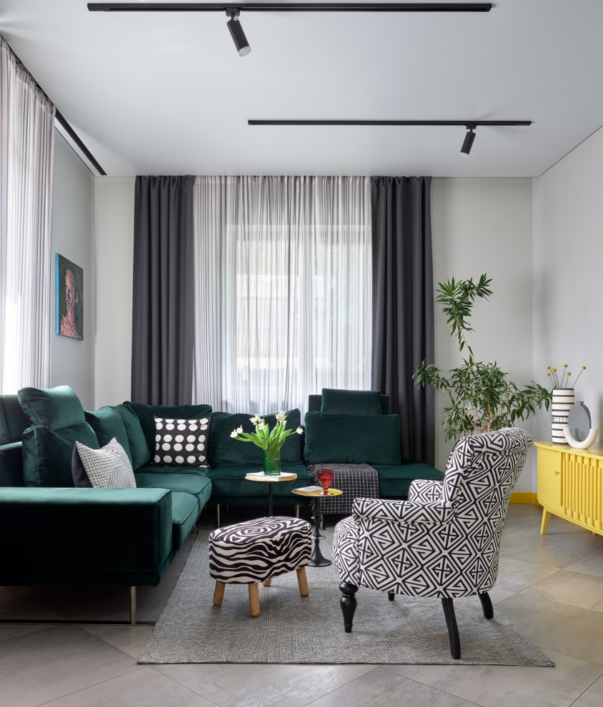 Стильный дизайн: гостиная комната в современном стиле с тюлем на окнах - последний тренд