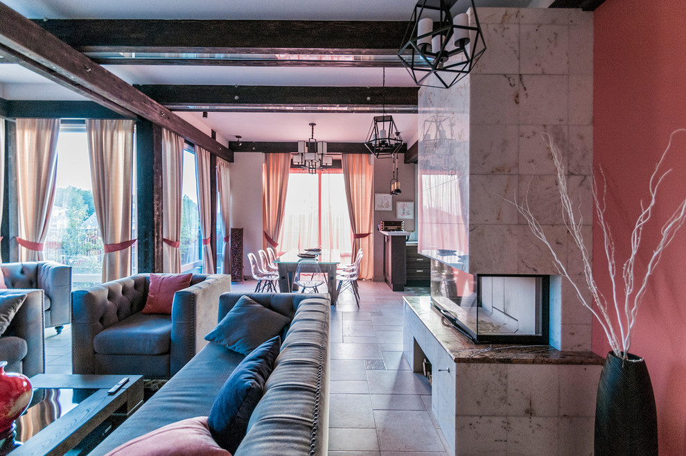 На фото: открытая гостиная комната в современном стиле с фасадом камина из плитки, красными стенами, горизонтальным камином и бежевым полом с
