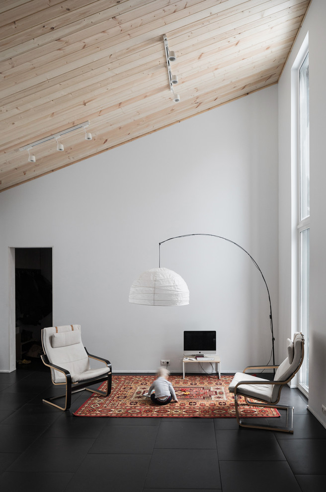 Стильный дизайн: открытая гостиная комната среднего размера в современном стиле с белыми стенами, полом из керамогранита, отдельно стоящим телевизором и черным полом без камина - последний тренд