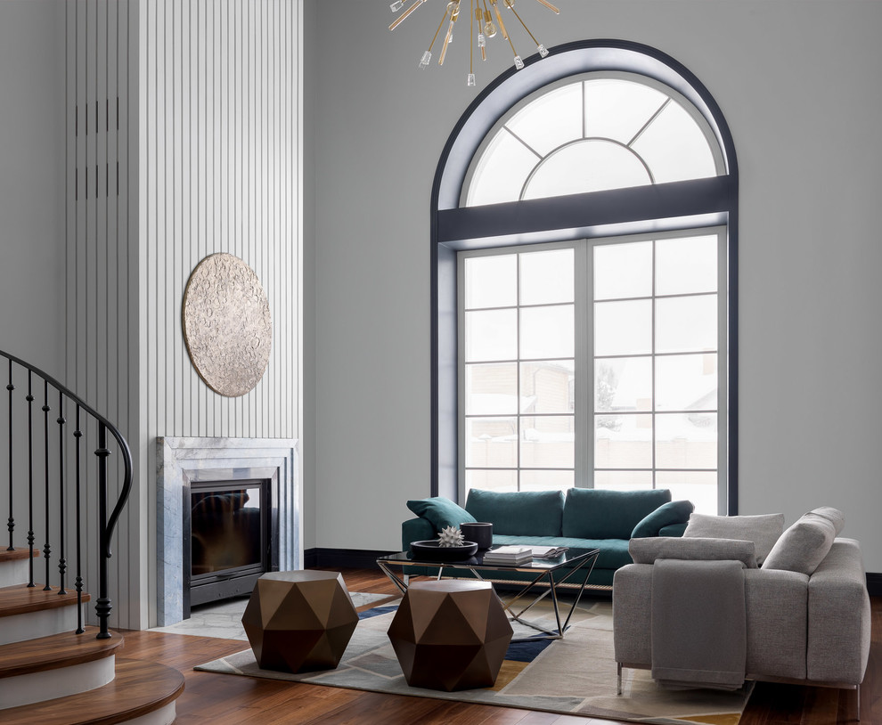 Ispirazione per un soggiorno design con pareti bianche, parquet scuro, camino classico e pavimento marrone