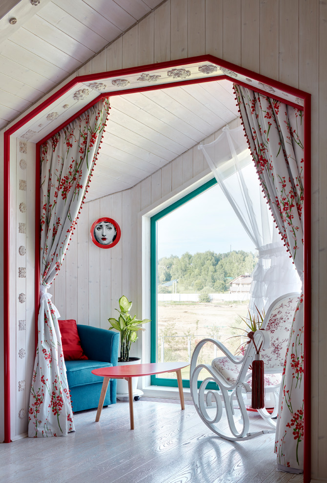 Idée de décoration pour un salon champêtre de taille moyenne avec un mur blanc et un sol blanc.