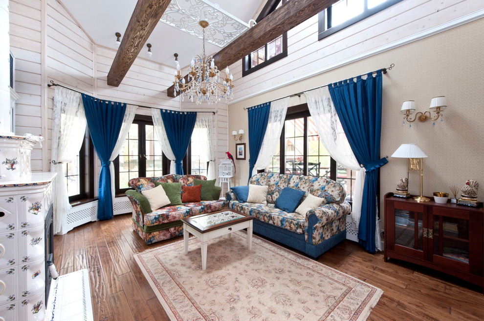 Источник вдохновения для домашнего уюта: гостиная комната среднего размера в стиле кантри с бежевыми стенами и синими шторами