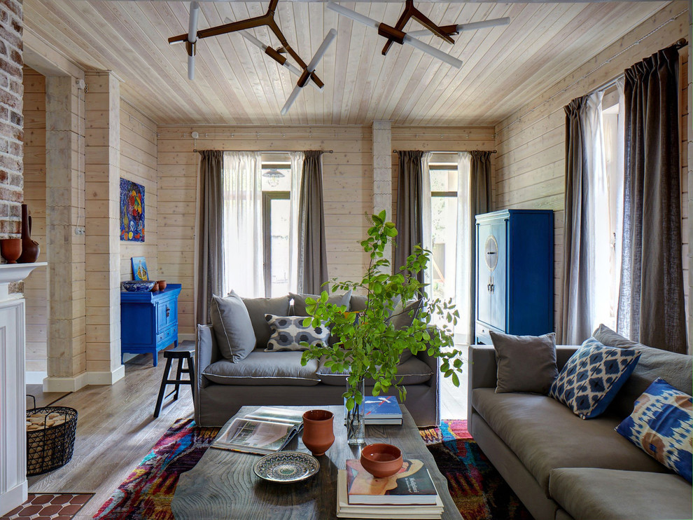Источник вдохновения для домашнего уюта: парадная, изолированная гостиная комната в современном стиле с бежевыми стенами, паркетным полом среднего тона, серым полом и тюлем на окнах