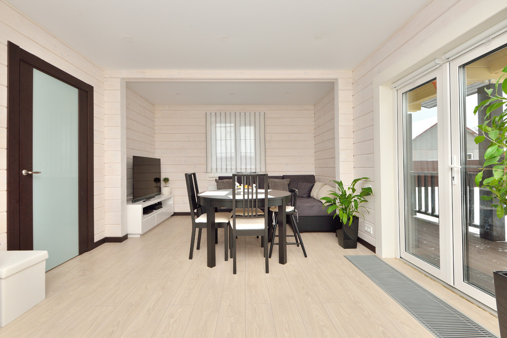 Ispirazione per un piccolo soggiorno minimalista aperto con pareti bianche, pavimento in laminato, TV autoportante e pavimento beige