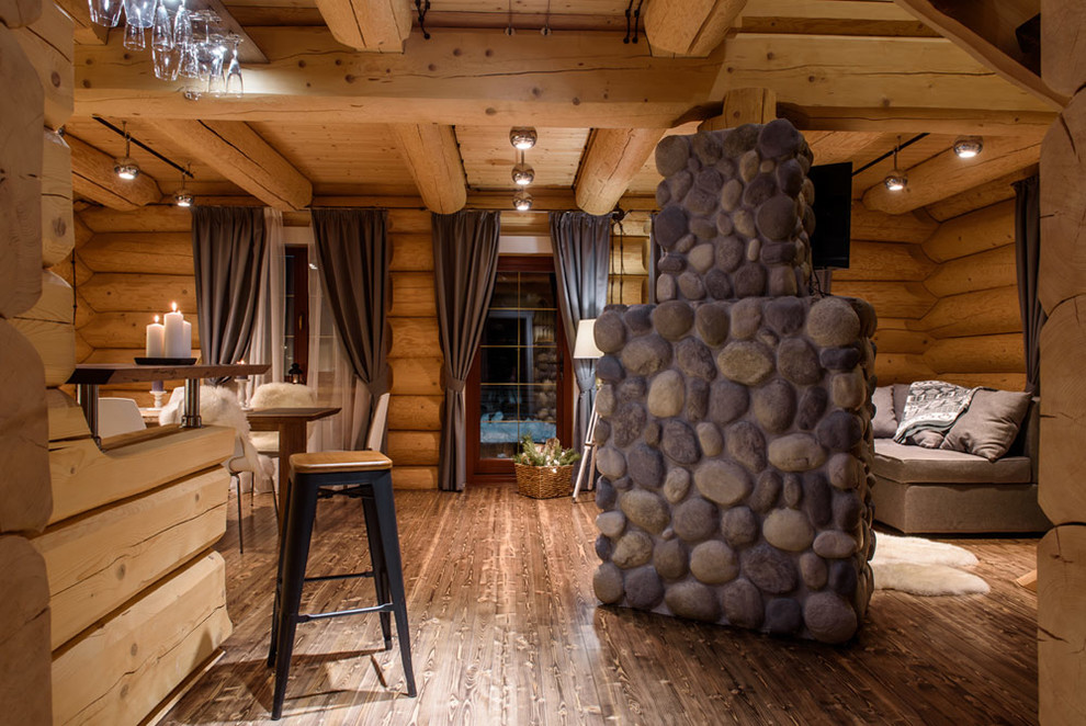 Foto di un soggiorno stile rurale aperto con sala formale, pareti marroni e pavimento in legno massello medio