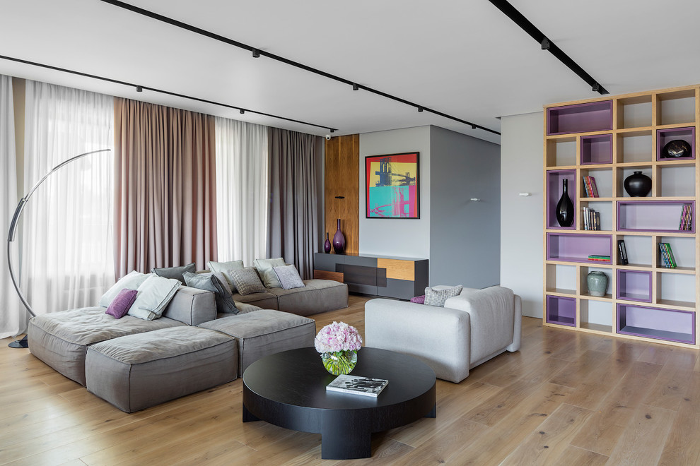 Idee per un soggiorno minimal con sala formale, pareti blu, parquet chiaro e pavimento beige