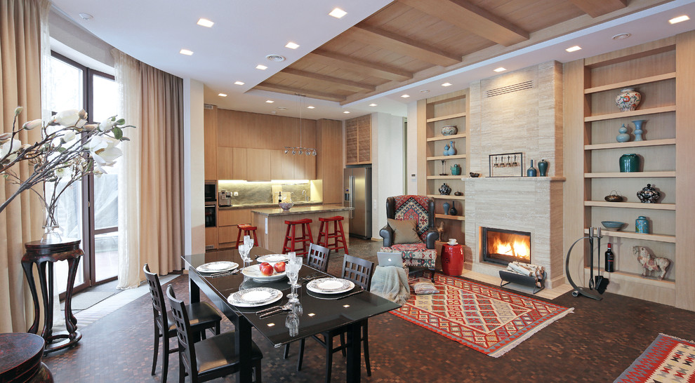Свежая идея для дизайна: гостиная комната в современном стиле с бежевыми стенами и стандартным камином - отличное фото интерьера