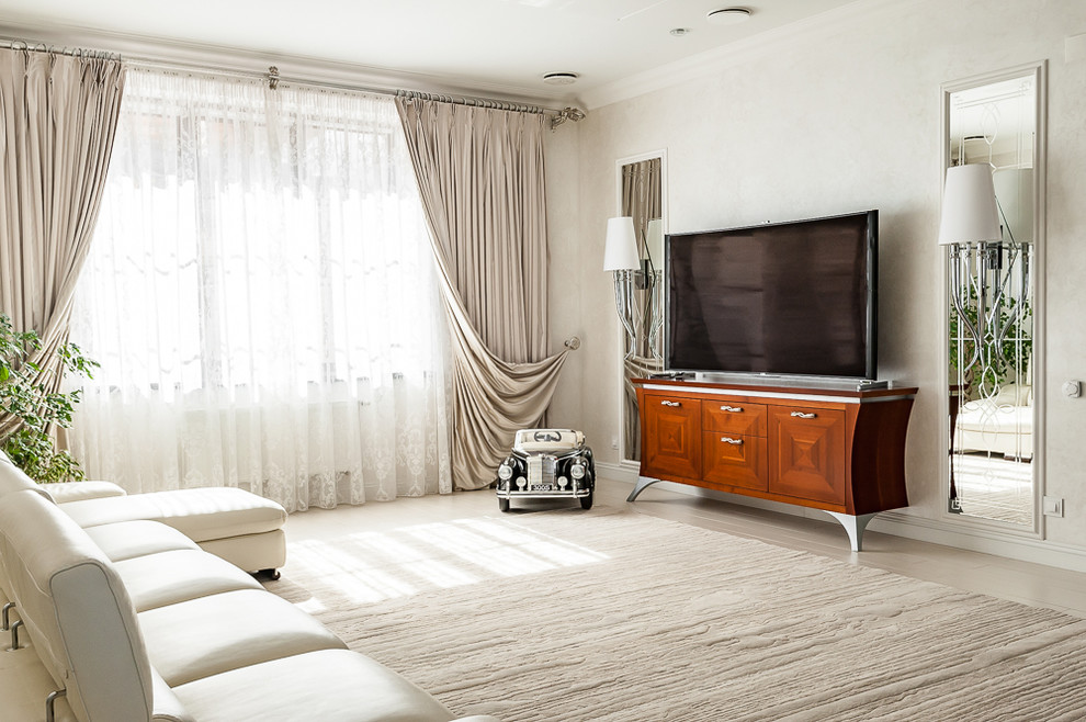 Foto di un soggiorno classico di medie dimensioni e aperto con pavimento in gres porcellanato, TV autoportante, pavimento beige e pareti bianche