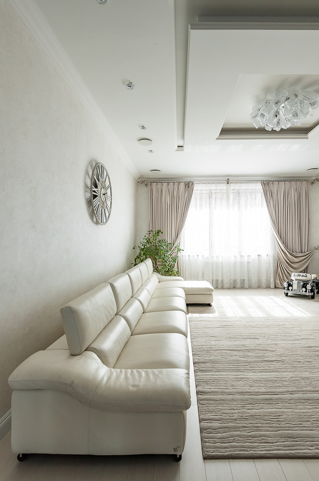 Modelo de salón abierto tradicional de tamaño medio sin chimenea con suelo de baldosas de porcelana, suelo beige y paredes blancas