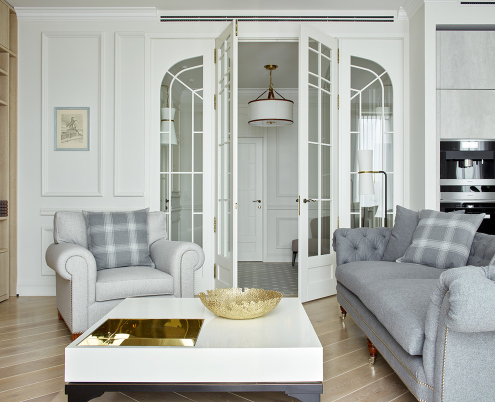 Idee per un soggiorno chic aperto con pareti bianche, parquet chiaro e pavimento beige