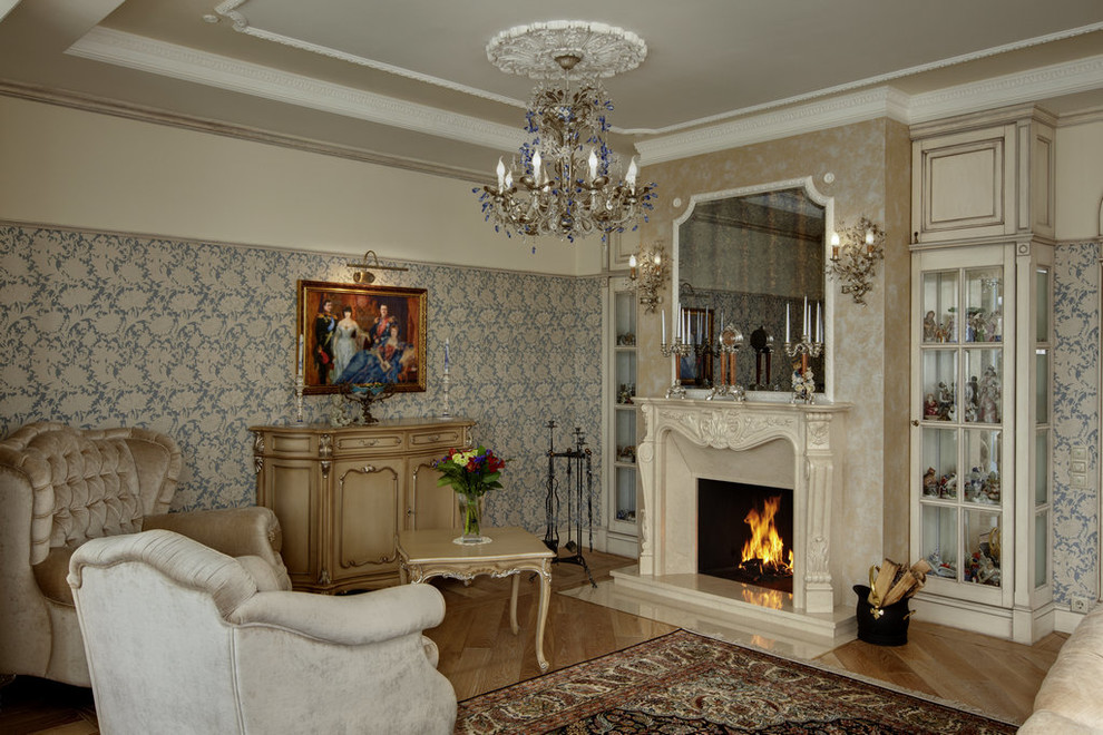 На фото: гостиная комната в стиле неоклассика (современная классика)